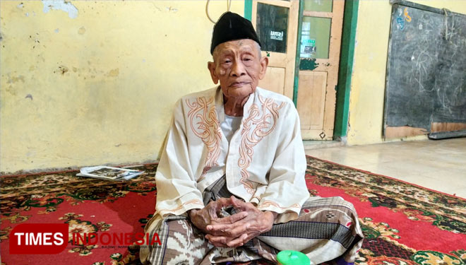 Kiai Abu Bakar (86) Santri KH Hasyim Asy'ari yang masih hidup asal Desa Bandung, Diwek, Jombang (Foto : Rohmadi/TIMES Indonesia)