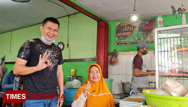 Direktur TIMES Indonesia Kiagus Firdaus (kiri) bersama Hj. Lin (kanan), pemilik warung nasi punel legendaris di Bangil Pasuruan, Sabtu (20/2/2021). (Foto: Kiagus Firdaus/TIMES Indonesia)