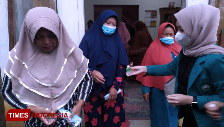 Pembagian masker dan handsanitizer kepada Masyarakat dan Ibu-ibu pengajian di Dusun Precet (FOTO: AJP/TIMES Indonesia)