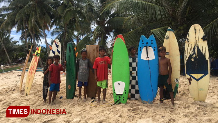 Surfing di Pulau Morotai Maluku Utara