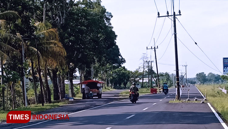 Tiang listrik yang berada di tengah jalan. (FOTO: Rizki Alfian/ TIMES Indonesia)