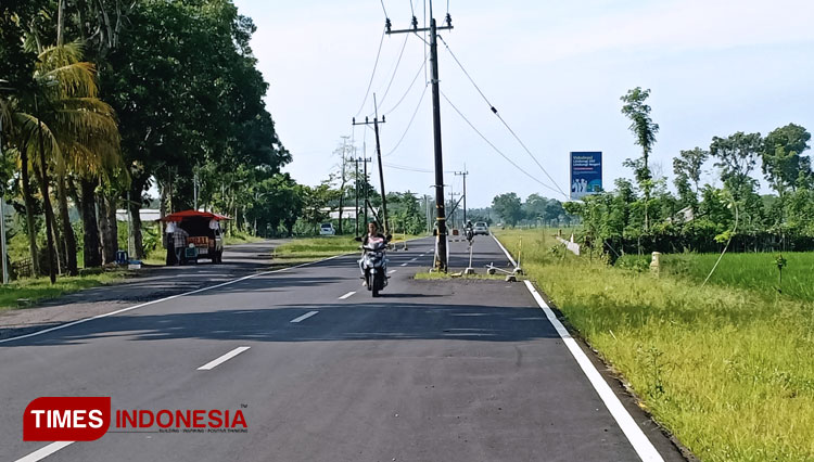 Tiang listrik yang berada di tengah jalan. (Foto: Rizki Alfian/TIMES Indonesia)