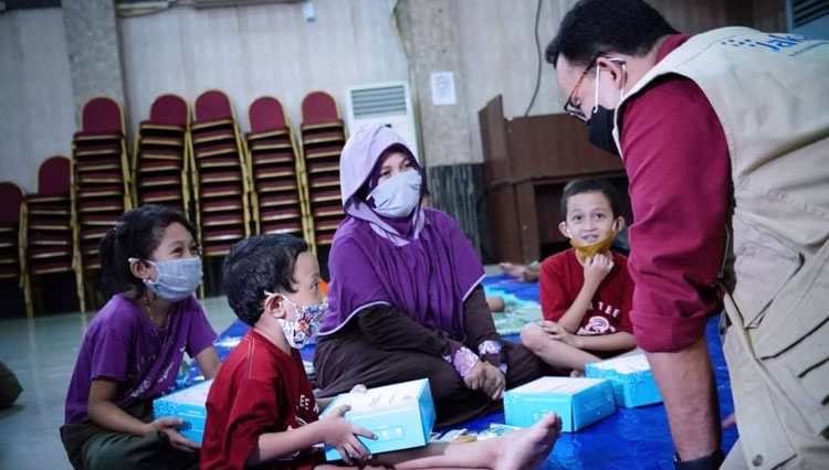 Gubernur DKI Jakarta Anies Baswedan saat melakukan pantauan langsung ke pengunsi banjir di GOR Otista, Jakarta Timur. (FOTO: Humas Pemprov DKI Jakarta)