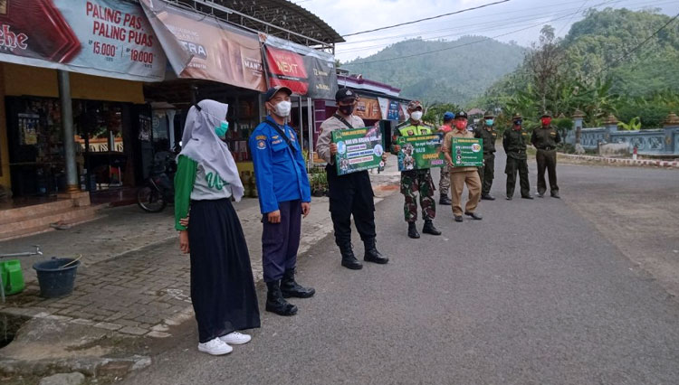 Kegiatan operasi masker di Desa Pujiharjo Kecamatan Tirtoyudo Kabupaten Malang