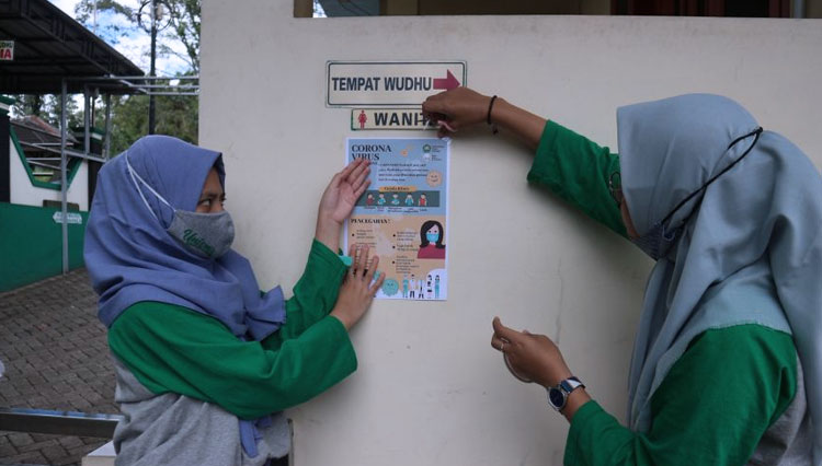Penempelan poster edukasi pencegahan penyebaran Covid-19 di Masjid dan TPQ