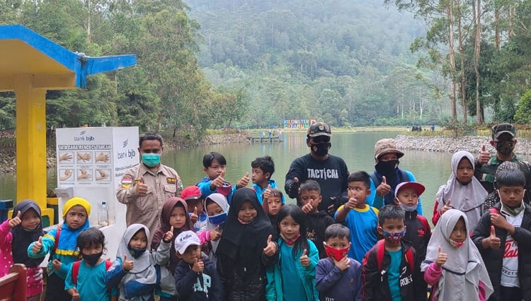 Dansatgas Sektor 1 Citarum Harum, Kol Kav Purwadi saat sosialisasi Program Citarum Harum ke Komunitas Anak Kampung Madur di Situ Cisanti, Desa Tarumajaya, Kec Kertasari, Kab Bandung, Minggu (21/2/21). (FOTO: Satgas 1 for TIMES Indonesia)