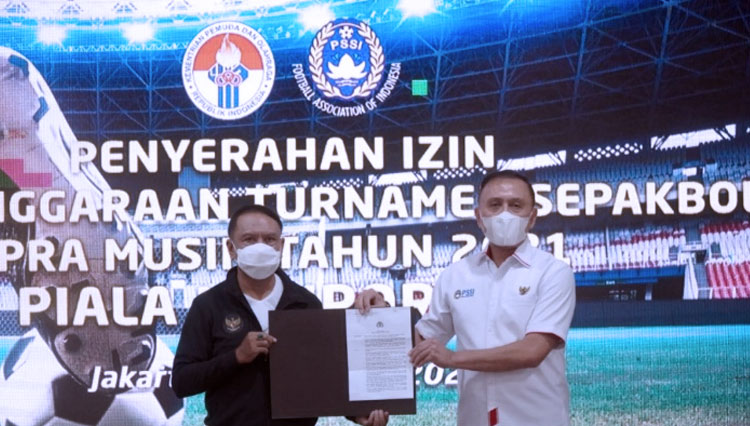 Ketua Umum PSSI, Mohammad Iriawan saat menerima surat izin kompetisi turnamen pramusim dari Menpora (FOTO: Dokumen/PSSI)