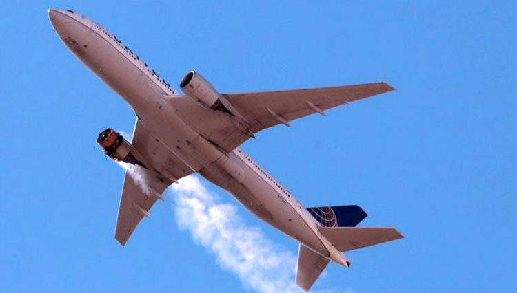 Pesawat Boeing United Airlines saat mesinnya terbakar dan meledak serta serpihan bagian mesin yang jatuh di halaman rumah penduduk. (FOTO: BBC/Reuters/EPA)