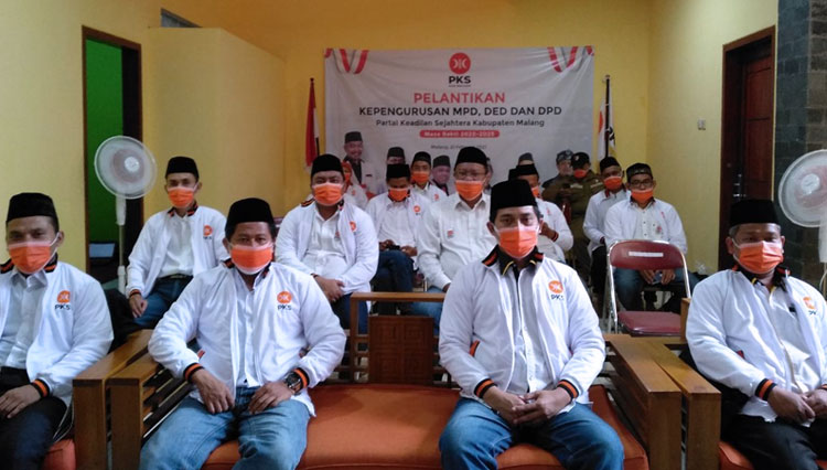Proses penandatangan naskah pelantikan Pengurus Baru DPD PKS Kabupaten Malang c