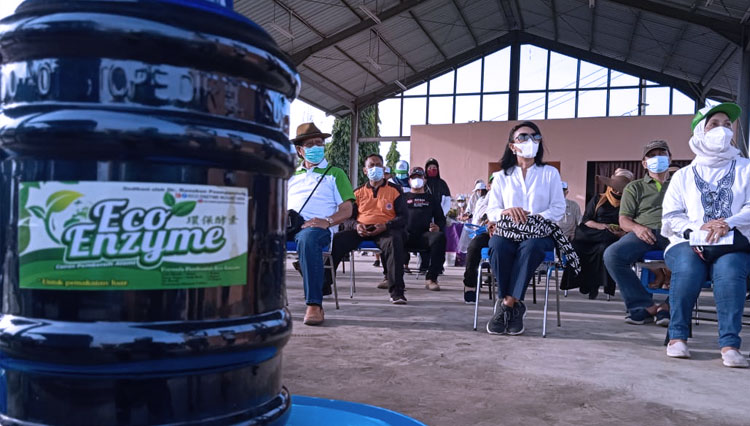 Pembukaan gerakan ujicoba aplikasi penyiraman eco enzyme di kawasan Tempat Pembuangan Akhir (TPA) Suwung Denpasar pada Minggu (21/2/2021) (FOTO: Komunitas Eco-Enzyme Nusantara Provinsi Bali for TIMES Indonesia)