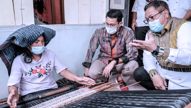 Menteri Pariwisata Sandiaga Uno melihat proses pembuatan kain Ulos di kampung Ulos Kabupaten Dairi, Sumatra Utara. (FOTO: Kemenparekraf RI)