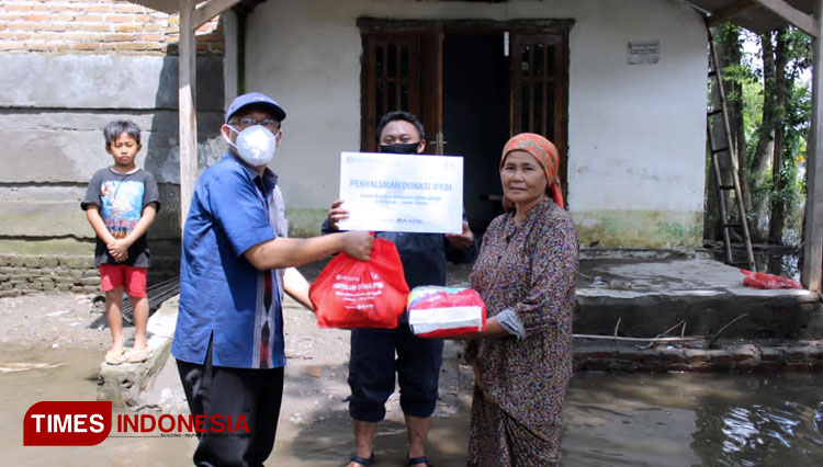 Penyerahan bantuan kepada korban banjir Kecamatan Bandarkedungmulyo, Jombang (Foto: Rohmadi/TIMES Indonesia)