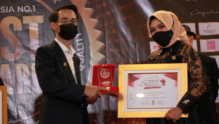Founder dan Owner LS Skincare, Mila Rosmala Rossa menerima penghargaan sebagai Best Produk Skincare 2021. (Foto: LS Skincare for TIMES Indonesia)