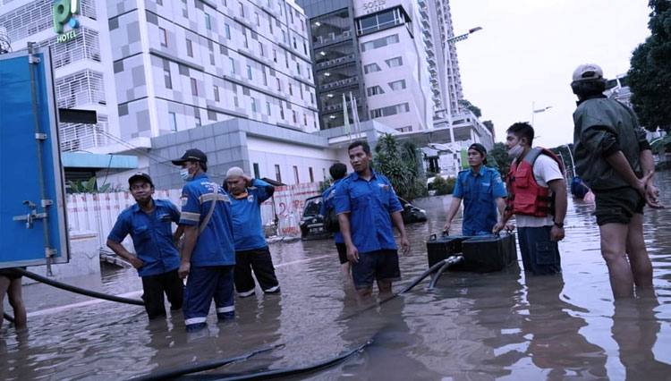 Jajaran Pemprov DKI Jakarta saat melakukan penyedotan air di beberapa ruas jalan yang terdampak banjir. (FOTO: Pemprov DKI Jakarta)