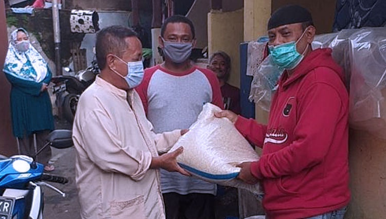 DPD PDIP Provinsi DKI Jakarta membagikan sembako dan nasi bungkus kepada warga terdampak banjir di wilayah Jakarta, Sabtu 20 Februari 2021. (FOTO: Dok. PDI Perjuangan)