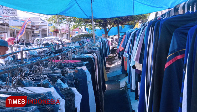 Di tengah pandemi Covid-19 penjual pakaian bekas tetap buka lapak. (Foto: Moh Bahri/TIMES Indonesia)