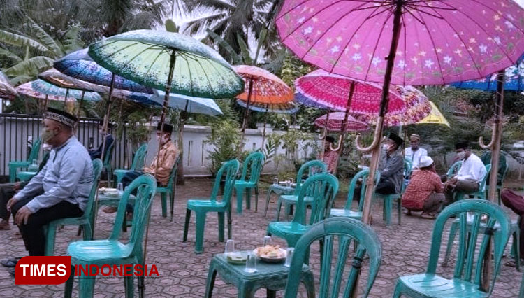 Hindari Pandemi Covid-19, Pengajian di Pangandaran Pakai Payung