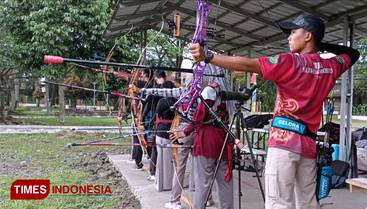 Atlet Perpani mengasah kemampuan di lapangan panahan kompleks olahraga Dadaha (Foto: Harniwan Obech/Times Indonesia)