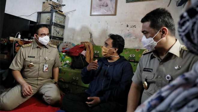Gubernur DKI Jakarta Anies Baswedan saat bertakziah ke rumah korban banjir. (Foto: Pemrov DKI Jakarta)