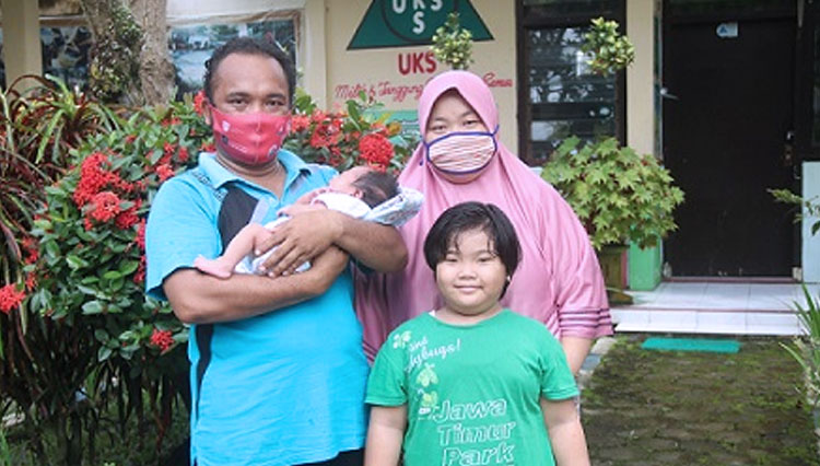 Bramanti Prionggo bersama istri dan anak-anaknya. Keluarga Bramanti telah menjadi peserta Program JKN-KIS pada segmen PPU. (Foto: Humas BPJS Kesehatan Jember for TIMES Indonesia)