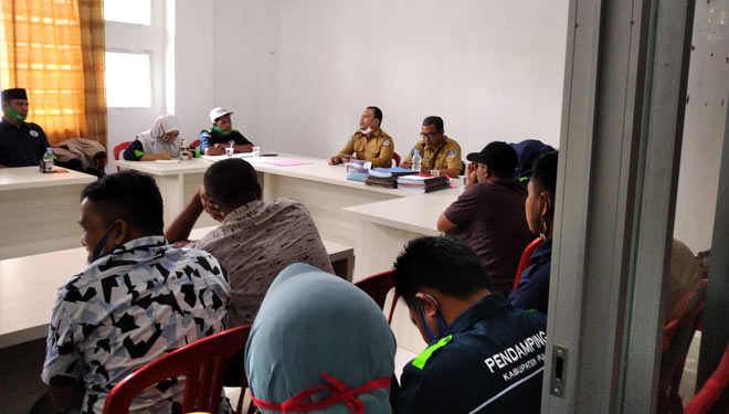 Kepala DPMD Marwan Sidasi pimpin rapat koordinasi dengan Pendampingan Desa di Pulau Morotai. (Foto: Dok. DPMD for TIMES Indonesia)