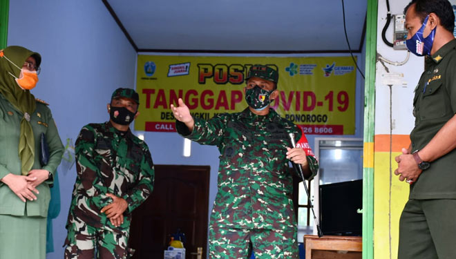 Dandim Ponorogo Letkol Inf Sigit Sugiharto saat kunjungi Posko PPKM berbasis Mikro di Koramil Balong. (Foto:Humas Kodim/Times Indonesia)