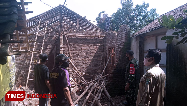 Dua rumah warga di Majalengka ambruk diduga akibat konstruksi bangunan sudah lapuk. (FOTO: Kodim 0617/Majalengka for TIMES Indonesia)