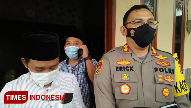 Kapolres Bondowoso AKBP Erick Frendriz bersama Pengasuh Ponpes Nurut Taqwa Cermee Bondowoso saat dikonfirmasi usai meresmikan pesantren tangguh (FOTO: Moh Bahri/TIMES Indonesia).
