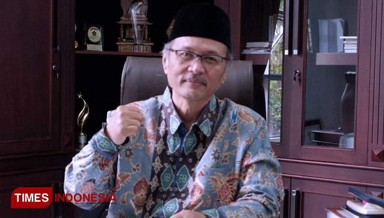 Rektor UIN Maulana Malik Ibrahim Malang Prof Dr H Abdul Haris M.Ag di ruang kerjanya. (Foto: Naufal Ardiansyah/TIMES Indonesia)