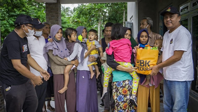 Yayasan HBK Peduli saat menyerahkan bantuan kepada keluarga dari para ibu rumah tangga (IRT) yang ditahan Kejari Praya. (Foto: HBK Peduli)