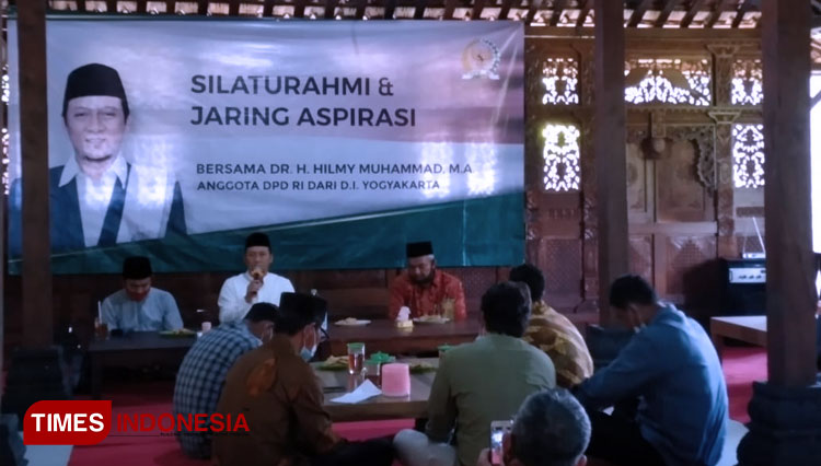 Anggota Dewan Perwakilan Daerah Republik Indonesia (DPD RI), Hilmy Muhammad saat menggelar jaring aspirasi di rumah makan Sekar Kusuma, Wonosari, Senin (22/2/2021). (FOTO: Edy Setyawan/TIMES Indonesia)