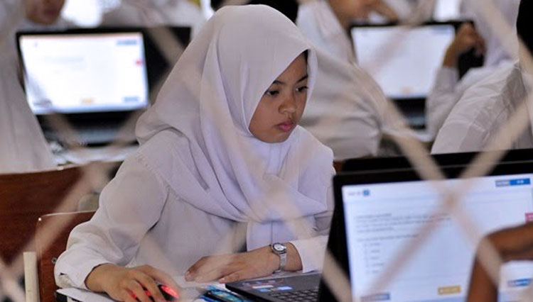 Ilustrasi siswa melaksanakan ujian nasional berbasis komputer. (Foto: Antara/Wahdi Septiawan)