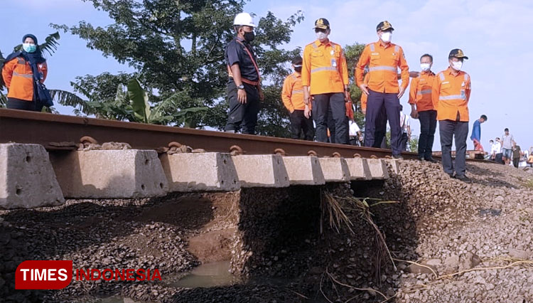 Jalur Kereta Api antara Kedunggedeh - Lemahabang yang masih dalam perbaikan. (FOTO: Humas PT KAI Daop 7 for TIMES Indonesia)