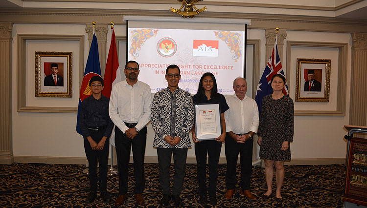 Konsul Jenderal RI di Sydney, Heru Hartanto Subolo menyerahkan penghargaan Lottie Maramis pada Priyanka Maniam (Foto: KJRI Sydney for TIMES Indonesia)