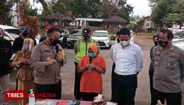 Kapolres Malang AKBP Hendri Umar ketika pers rilis terkait penggelapan mobil rental di Tumpang. (Foto: Binar Gumilang/TIMES Indonesia)