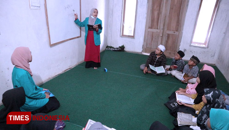 Mahasiswa KSM Kelompok 20 Unisma mengajar ilmu tajwid dan makhorijul huruf Al-Qur’an di beberapa TPQ di Desa Klampok. (FOTO: AJP TIMES Indonesia)