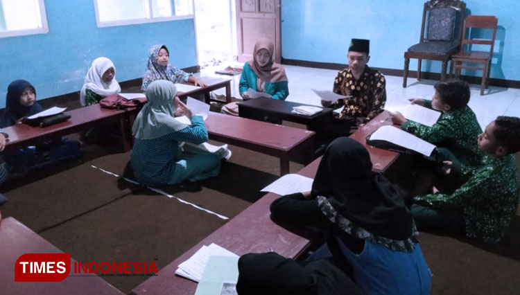 Suasana kegiatan belajar mengajar di TPQ Al-Hidayah Dusun Sromo oleh Mahasiswa KSM Tematik Unisma. (FOTO: AJP TIMES Indonesia)