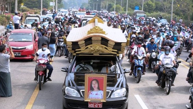 Ribuan orang mengiringi jenazah Mya Thwe Thwe Khaing melalui jalan-jalan ibu kota menuju tempat pemakaman. (FOTO: BBC/Reuters)