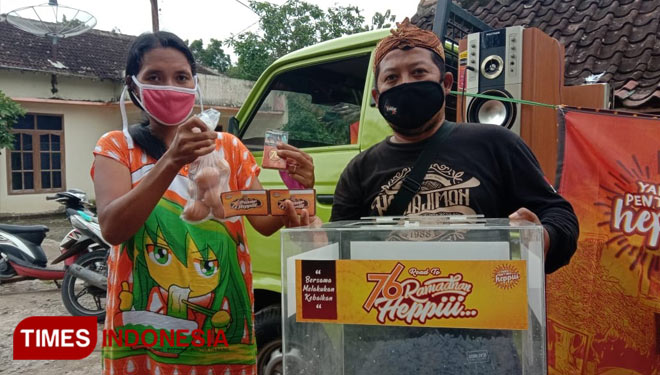 Karta Kauman Ngawi menyerahkan bantuan sembako bersamaan dengan kegiatan Pasar Heppiii. (Foto: Karta Kauman for TIMESIndonesia)