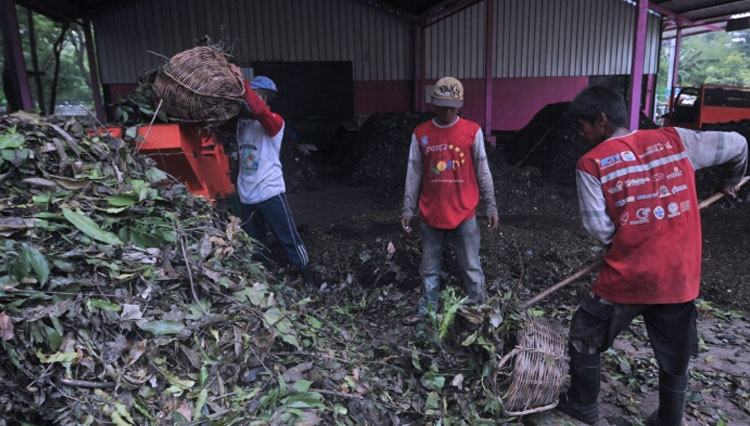 Upaya pemilahan sampah di salah satu TPS kota Surabaya. (Foto: Dok. Humas Pemkot Surabaya for TIMES Indonesia)
