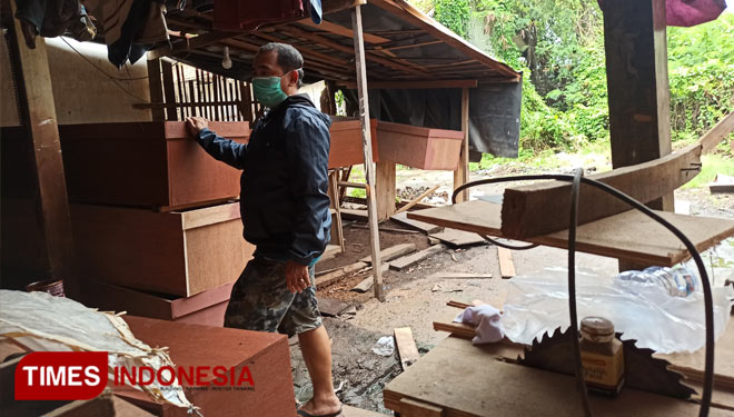 Pemilik UD Nizar Meuble, Sutrisno, menunjukkan ruangan belakang workshop tempat membuat peti mati jenazah Covid-19 pesanan rumah sakit, Senin (22/2/2021). (Foto: Lely Yuana/TIMES Indonesia) 