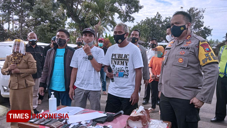 Komunitas Rental Tumpang saat konferensi pers bersama Kapolres Malang AKBP Hendri Umar. (Foto: Binar Gumilang/TIMES Indonesia)