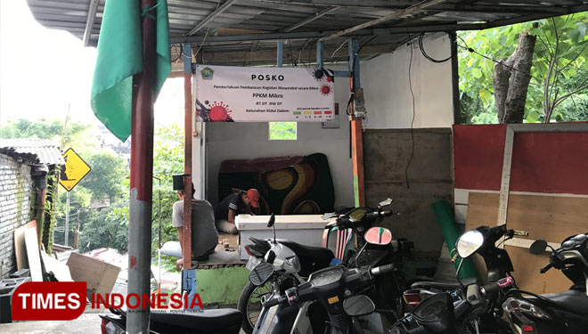 Salah satu posko yang telah berdiri di Kota Malang beserta bendera sebagai tanda zona di kawasan tersebut. (Foto: Rizky Kurniawan Pratama/TIMES Indonesia)