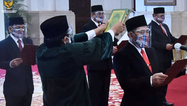 Presiden RI Jokowi (Joko Widodo) saat menyaksikan pengucapan sumpah/janji jabatan Anggota Ombudsman RI. (FOTO: Setneg RI)