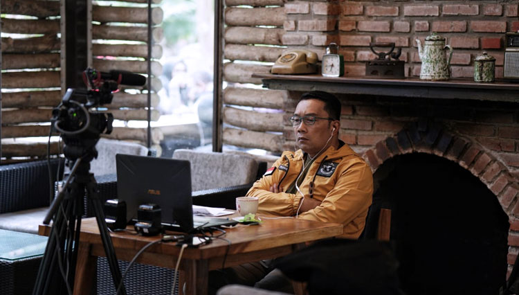 Gubernur Jabar Ridwan Kamil saat menjadi narasumber webinar Indikator Rilis Survei Nasional, dari Ciwidey, Kabupaten Bandung, Minggu (21/2/2021). (Foto: Humas Jabar for TIMES Indonesia)