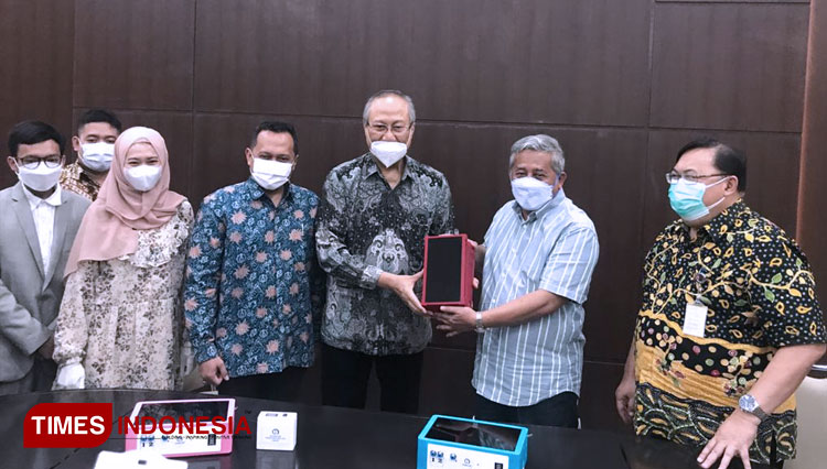 ITS saat menyerahkan alat pendeteksi Covid-19, I-Nose kepada RSI Jemursari, Senin (22/2/2021). (Foto: Khusnul Hasana/TIMES Indonesia)
