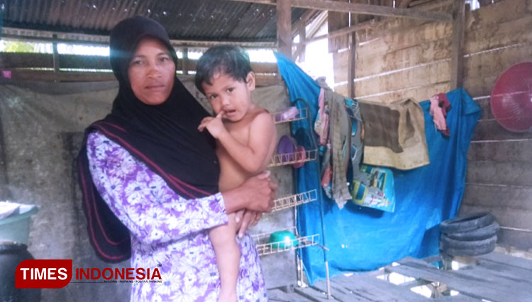 Janda Nurwati (38) bersama anaknya Nabila yang masih berusia 2 tahun. (Foto: T. Khairul Rahmat Hidayat/ TIMES Indonesia)