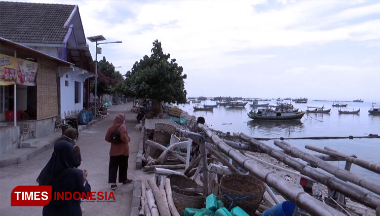 Warga Pulau Gili krisis air bersih pasca pipa PDAM rusak. (FOTO: Puji for TIMES Indonesia)