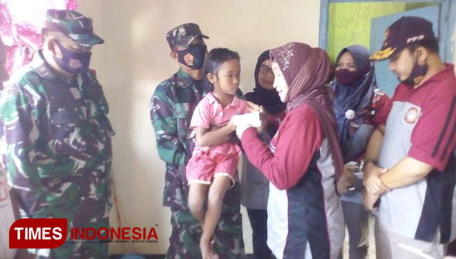 Penerima bantuan dari YSPPB Cilacap yang bersinergi bersama Koramil 11/Sidareja (Foto: Hermawan Septianto/TIMES Indonesia)