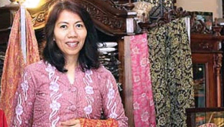 Arif Anita Kusumawati menunjukkan produk batik tulisnya yang telah mendunia, Senin (22/2/2021). (foto: Dok.Pertamina)